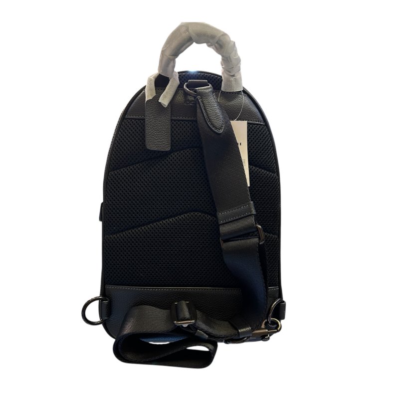 COACH黑色壓紋胸口包-1