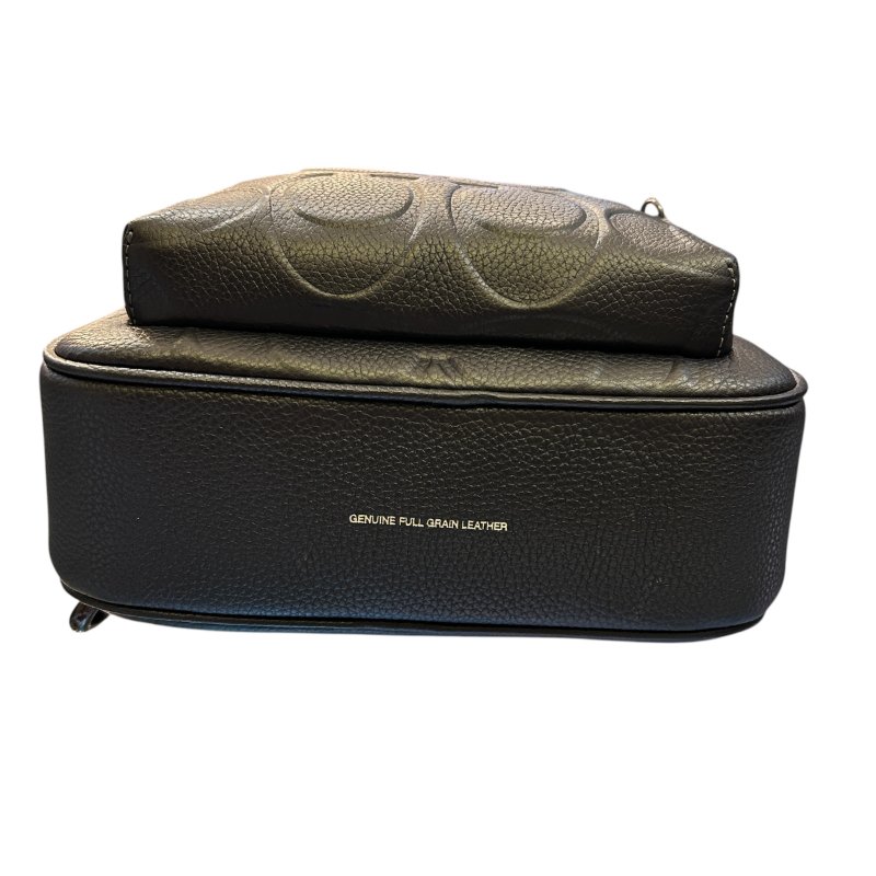 COACH黑色壓紋胸口包-2