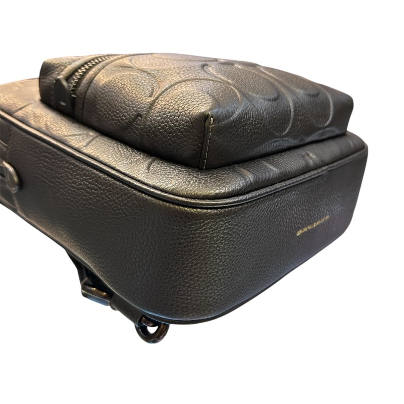 COACH黑色壓紋胸口包-4