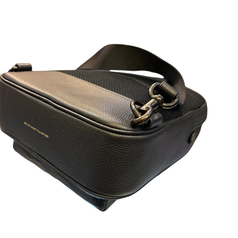 COACH黑色壓紋胸口包-5