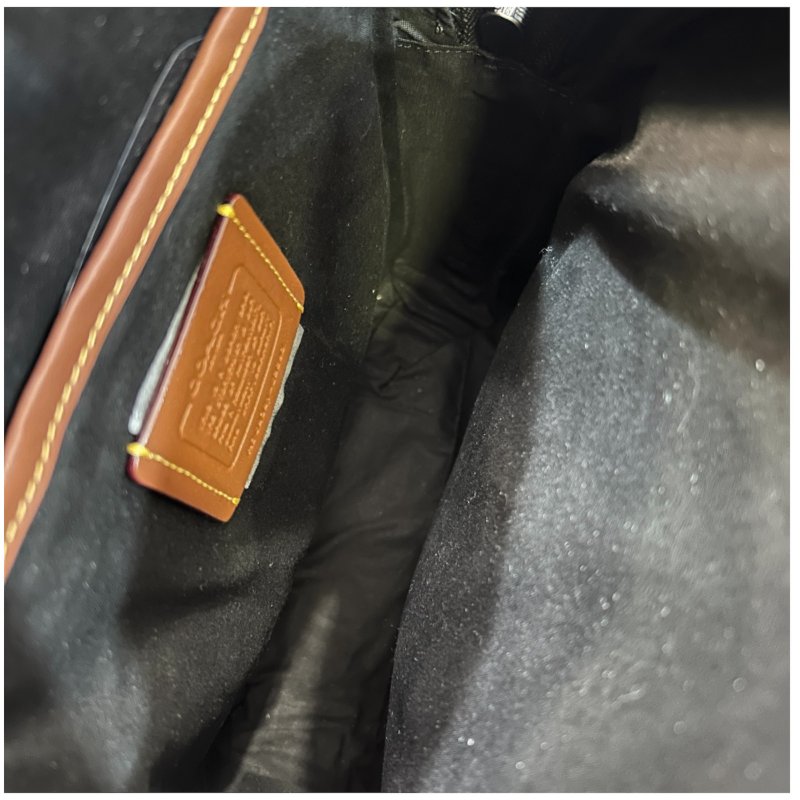 COACH黑色壓紋胸口包-7