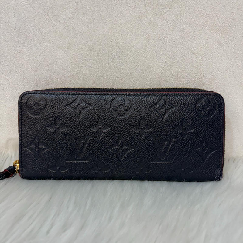 LV M69415 Clemence 海軍藍壓紋 紅邊 牛皮 拉鍊長夾-0