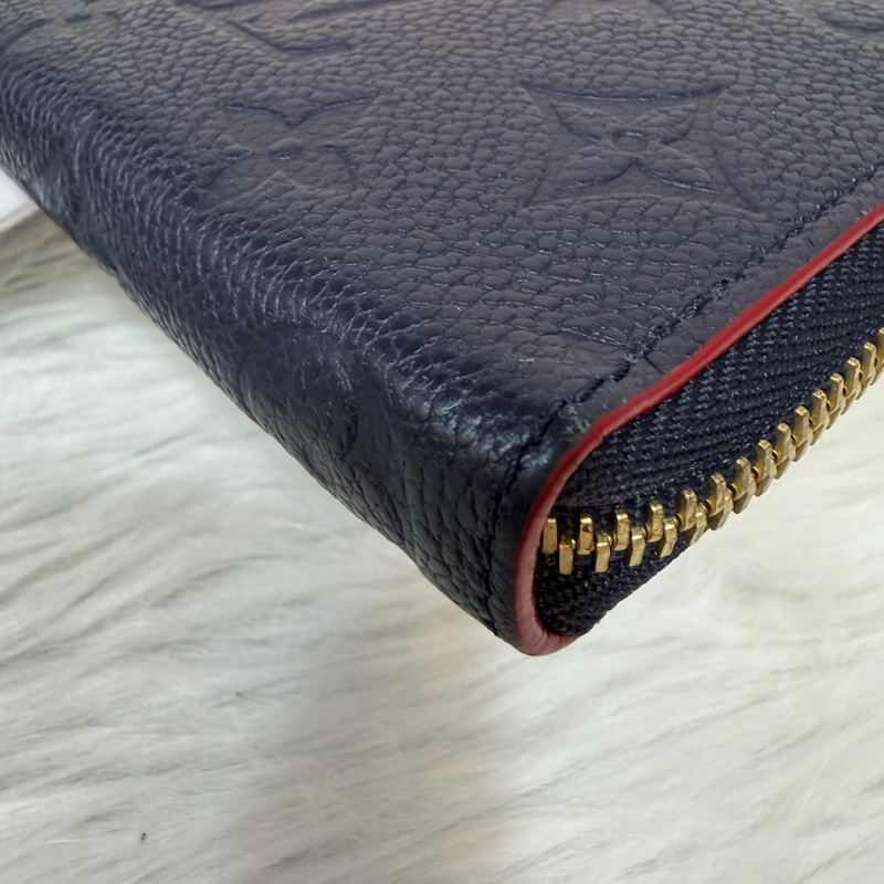 LV M69415 Clemence 海軍藍壓紋 紅邊 牛皮 拉鍊長夾-13