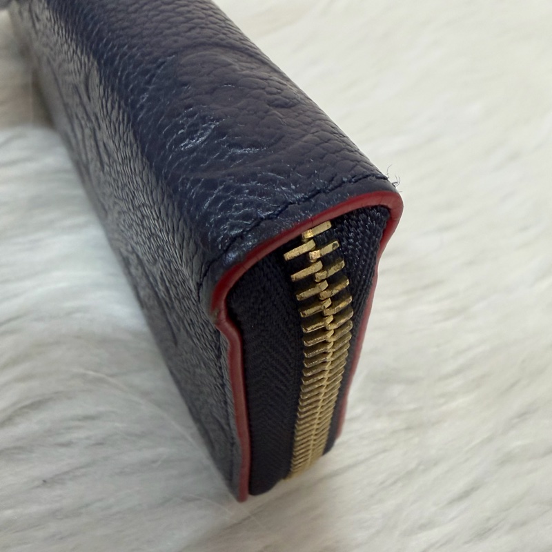 LV M69415 Clemence 海軍藍壓紋 紅邊 牛皮 拉鍊長夾-14