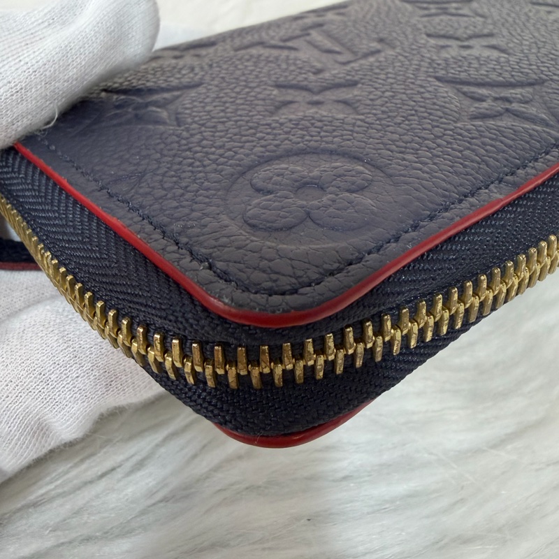 LV M69415 Clemence 海軍藍壓紋 紅邊 牛皮 拉鍊長夾-16
