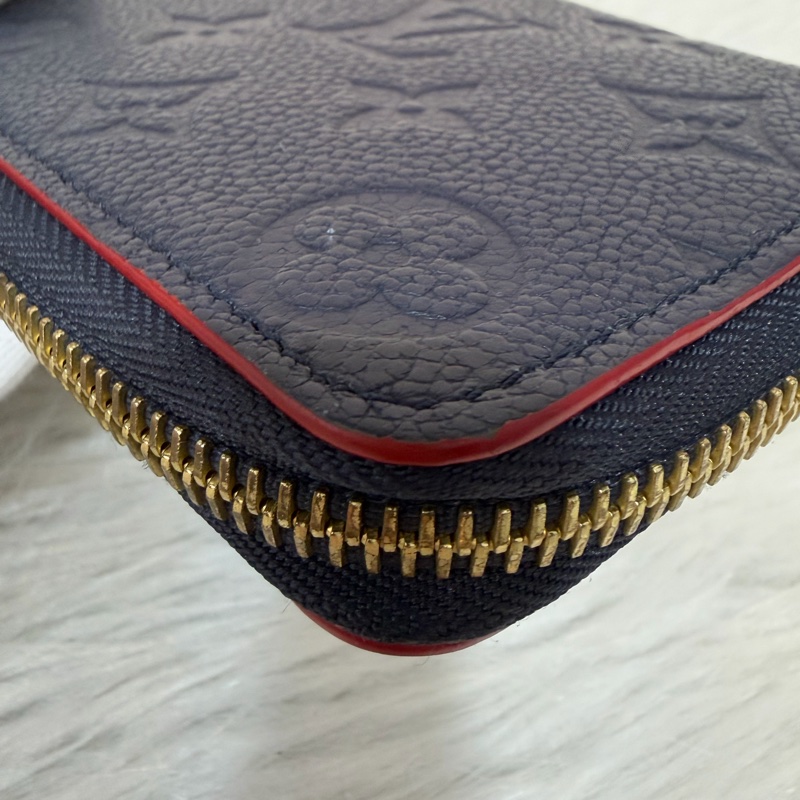LV M69415 Clemence 海軍藍壓紋 紅邊 牛皮 拉鍊長夾-19