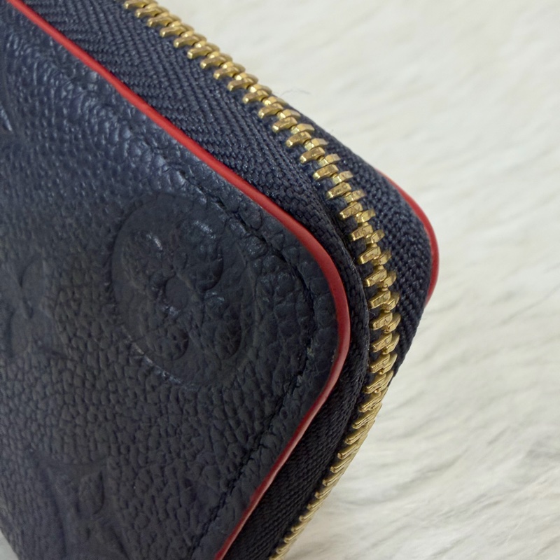 LV M69415 Clemence 海軍藍壓紋 紅邊 牛皮 拉鍊長夾-21
