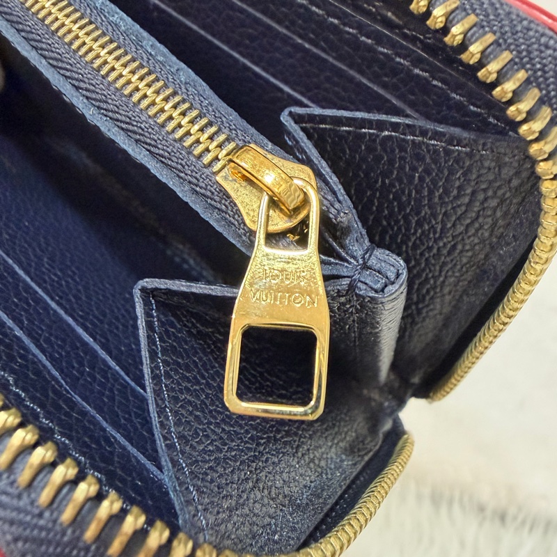 LV M69415 Clemence 海軍藍壓紋 紅邊 牛皮 拉鍊長夾-29