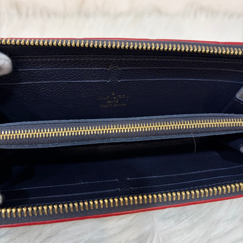 LV M69415 Clemence 海軍藍壓紋 紅邊 牛皮 拉鍊長夾-32