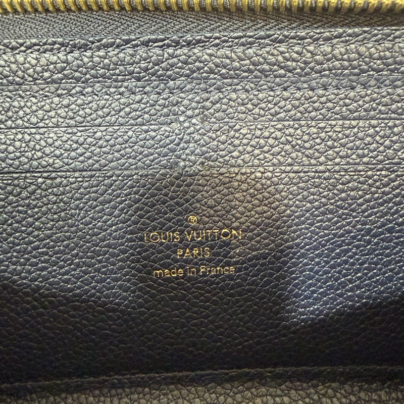 LV M69415 Clemence 海軍藍壓紋 紅邊 牛皮 拉鍊長夾-34