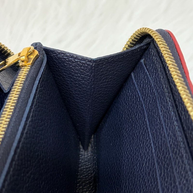 LV M69415 Clemence 海軍藍壓紋 紅邊 牛皮 拉鍊長夾-36