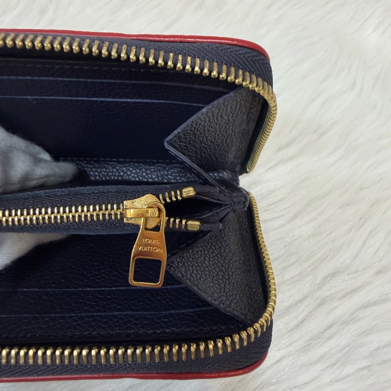 LV M69415 Clemence 海軍藍壓紋 紅邊 牛皮 拉鍊長夾-44