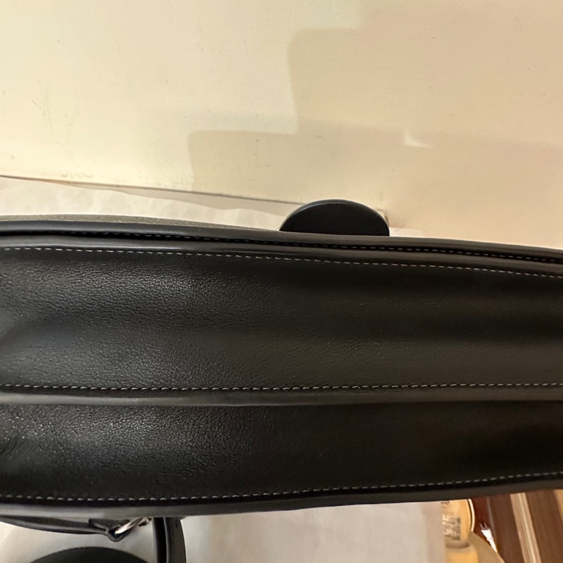 COACH 牛皮多層斜側包-1