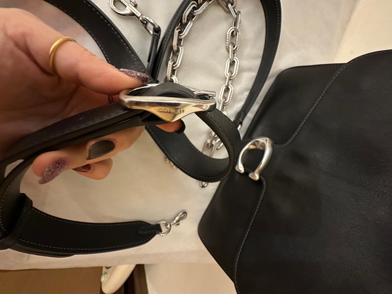 COACH 牛皮多層斜側包-13