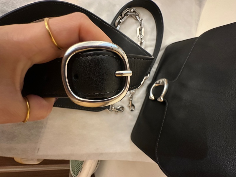 COACH 牛皮多層斜側包-18