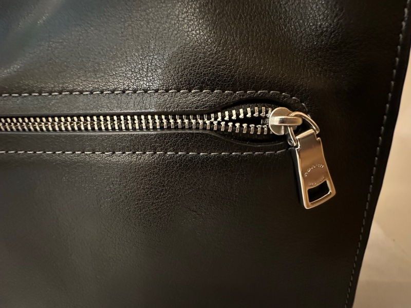 COACH 牛皮多層斜側包-20