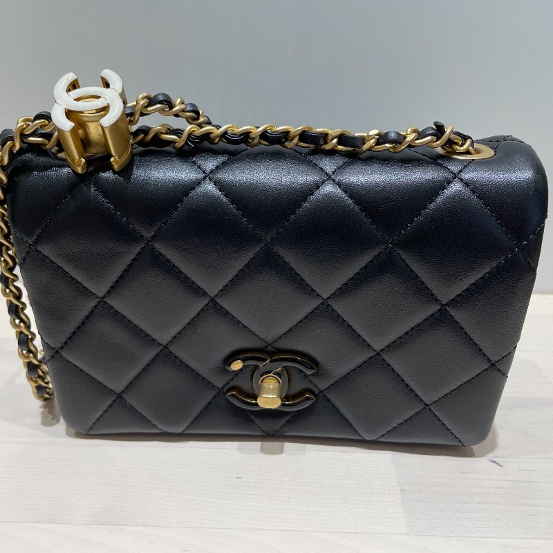 chanel 雙C調節扣 黑色斜背包-1
