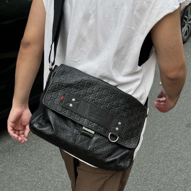 【帥氣低調🖤容量充足✨全網最低價‼️】GUCCI 古馳 男士老花 牛皮壓紋 郵差包｜公文包｜單肩包｜斜背包｜黑色銀扣-0