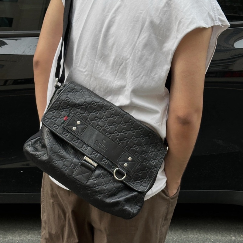 【帥氣低調🖤容量充足✨全網最低價‼️】GUCCI 古馳 男士老花 牛皮壓紋 郵差包｜公文包｜單肩包｜斜背包｜黑色銀扣-1