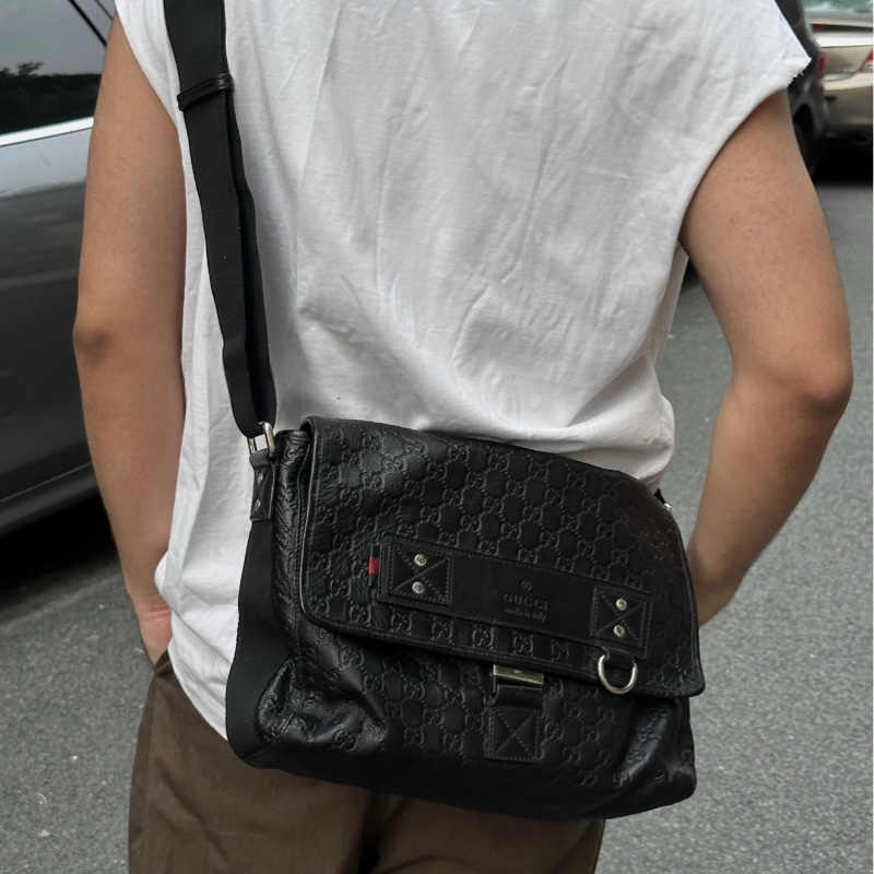 【帥氣低調🖤容量充足✨全網最低價‼️】GUCCI 古馳 男士老花 牛皮壓紋 郵差包｜公文包｜單肩包｜斜背包｜黑色銀扣-2