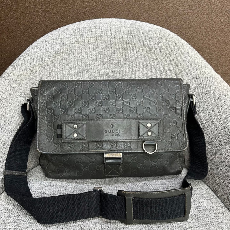 【帥氣低調🖤容量充足✨全網最低價‼️】GUCCI 古馳 男士老花 牛皮壓紋 郵差包｜公文包｜單肩包｜斜背包｜黑色銀扣-3