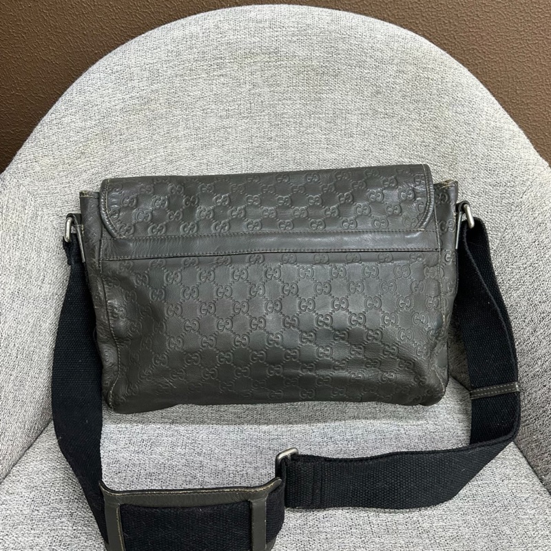 【帥氣低調🖤容量充足✨全網最低價‼️】GUCCI 古馳 男士老花 牛皮壓紋 郵差包｜公文包｜單肩包｜斜背包｜黑色銀扣-4