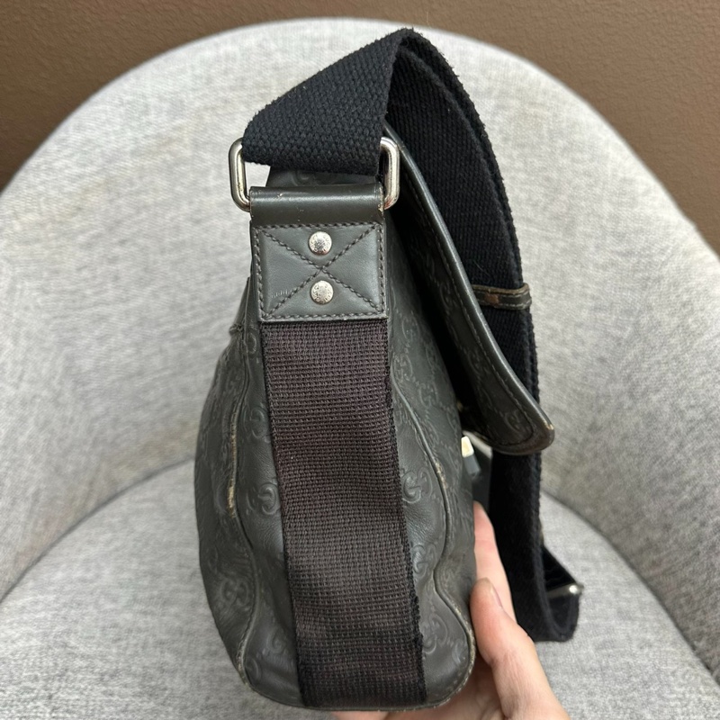 【帥氣低調🖤容量充足✨全網最低價‼️】GUCCI 古馳 男士老花 牛皮壓紋 郵差包｜公文包｜單肩包｜斜背包｜黑色銀扣-5