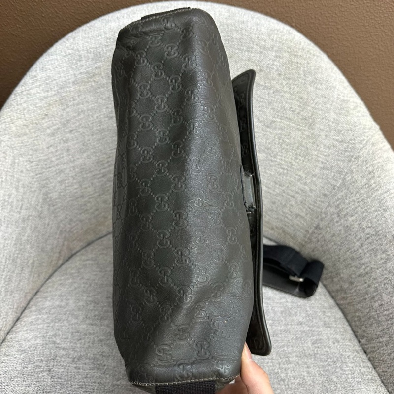 【帥氣低調🖤容量充足✨全網最低價‼️】GUCCI 古馳 男士老花 牛皮壓紋 郵差包｜公文包｜單肩包｜斜背包｜黑色銀扣-6
