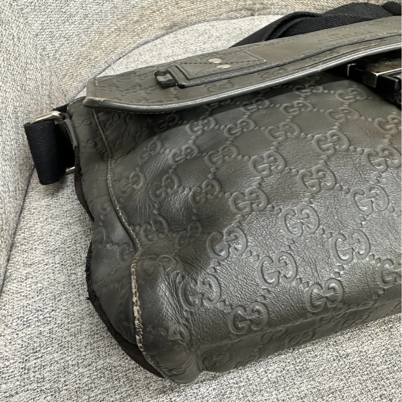 【帥氣低調🖤容量充足✨全網最低價‼️】GUCCI 古馳 男士老花 牛皮壓紋 郵差包｜公文包｜單肩包｜斜背包｜黑色銀扣-7