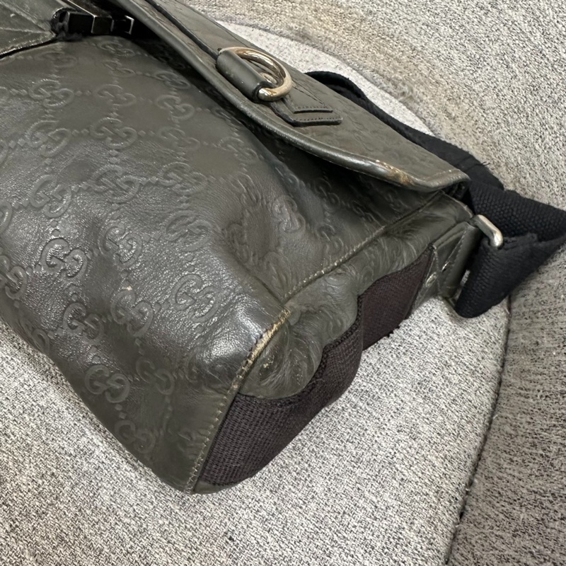 【帥氣低調🖤容量充足✨全網最低價‼️】GUCCI 古馳 男士老花 牛皮壓紋 郵差包｜公文包｜單肩包｜斜背包｜黑色銀扣-8