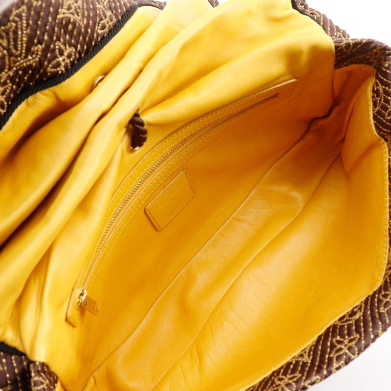 Louis Vuitton African Queen 手拿包，提花 Monogram 緞面，2009 年款，棕色，RE0039，A5 尺寸，磁扣，女士款。-4