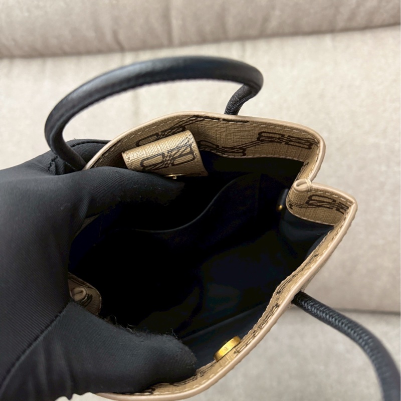 巴黎世家 卡其手機包-6