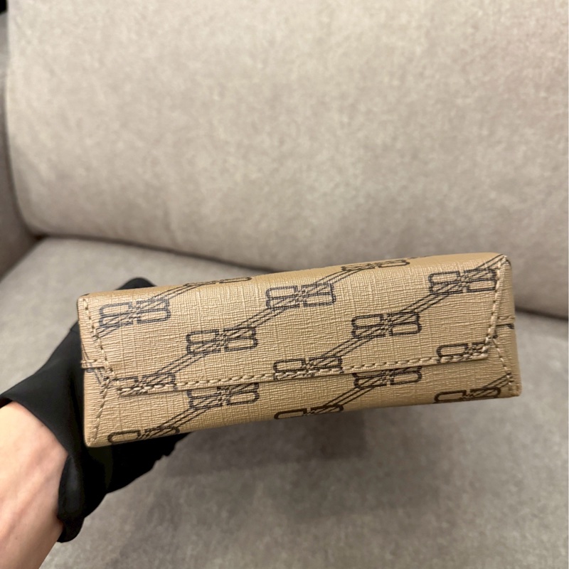 巴黎世家 卡其手機包-7