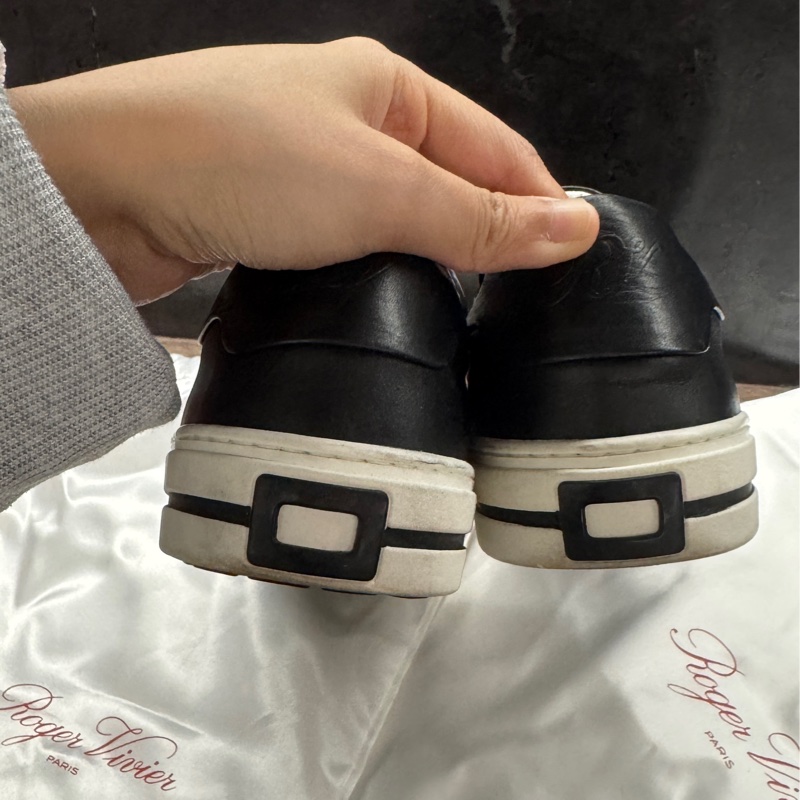 近全新Roger Vivier黑色牛皮配淡金釦樂福鞋37.5-1