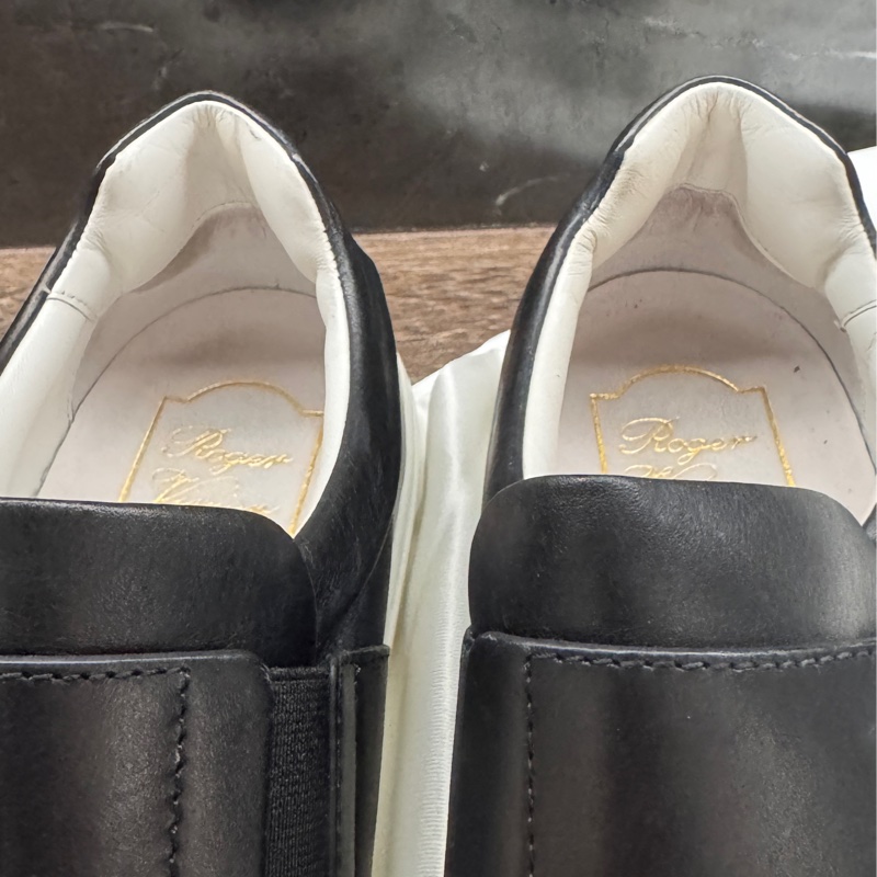 近全新Roger Vivier黑色牛皮配淡金釦樂福鞋37.5-8