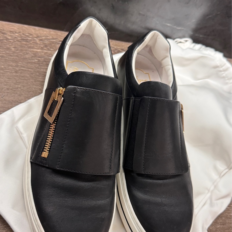 近全新Roger Vivier黑色牛皮配淡金釦樂福鞋37.5-14