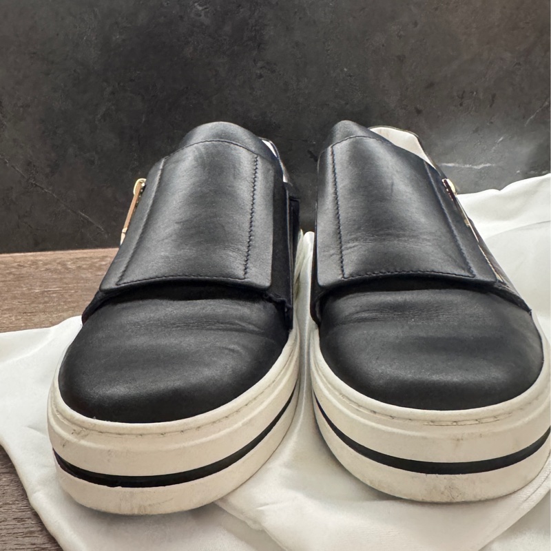 近全新Roger Vivier黑色牛皮配淡金釦樂福鞋37.5-15