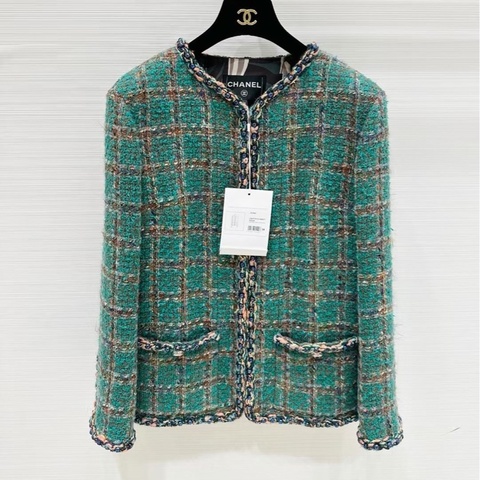 ⭐️ Chanel Jacket 外套 ⭐️ Chanel 23A权志龙同款绿色格纹外套，F34，配件齐全，重工串珠包，爆款
