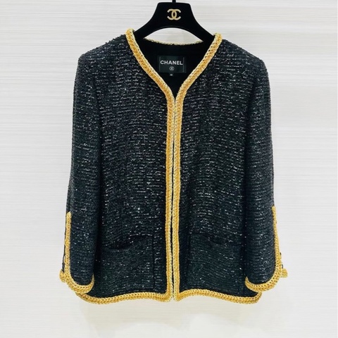⭐️ Chanel Jacket 外套 ⭐️ chanel F36，城堡系列手工坊粗花呢编织外套，专柜7w十，经典版型。不过时款。耐穿耐看
