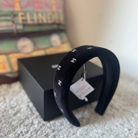 CHANEL 香奈兒【 26C 早春度假】HAIR ACCESSORY 黑色絲絨水鑽雙C頭箍 AAB663