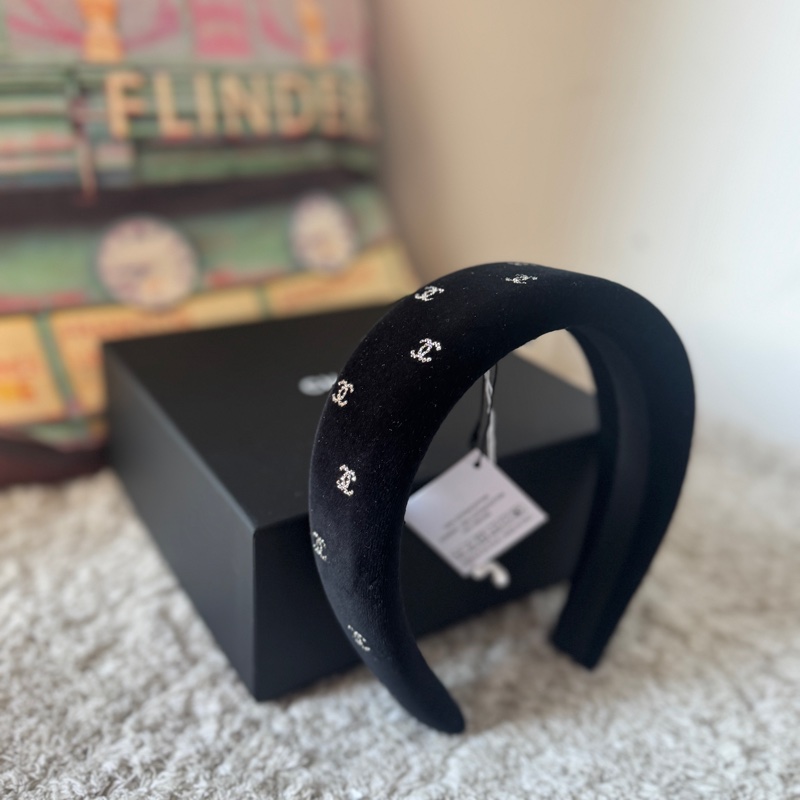 CHANEL 香奈兒【 26C 早春度假】HAIR ACCESSORY 黑色絲絨水鑽雙C頭箍 AAB663-0