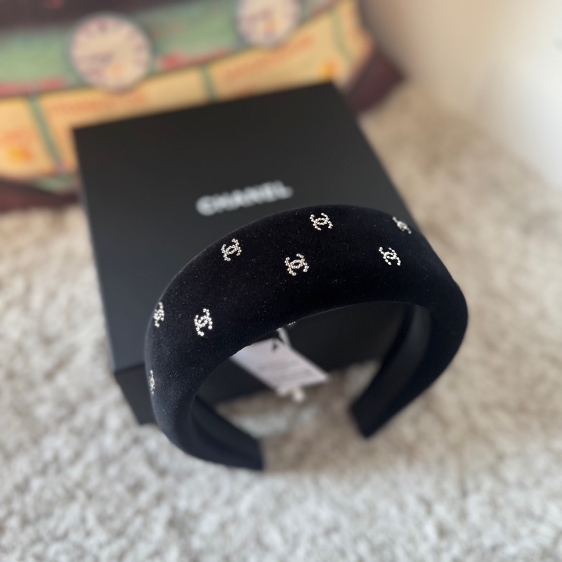 CHANEL 香奈兒【 26C 早春度假】HAIR ACCESSORY 黑色絲絨水鑽雙C頭箍 AAB663-1