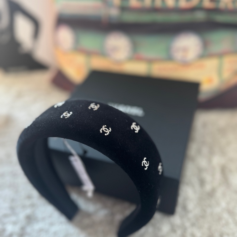 CHANEL 香奈兒【 26C 早春度假】HAIR ACCESSORY 黑色絲絨水鑽雙C頭箍 AAB663-2