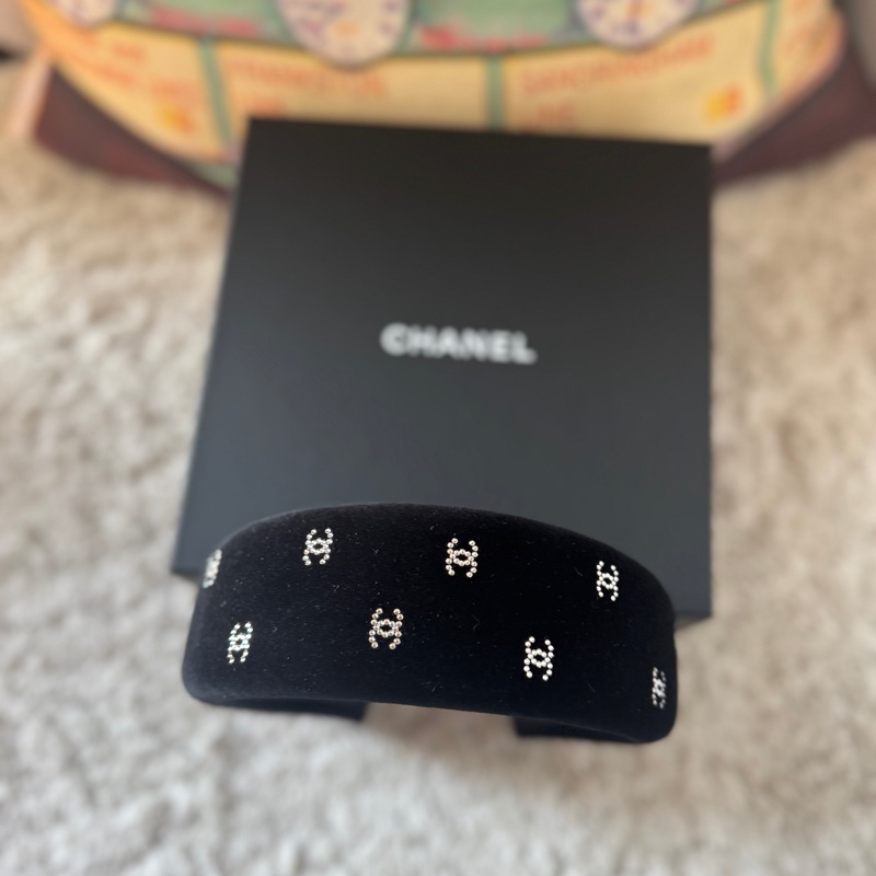 CHANEL 香奈兒【 26C 早春度假】HAIR ACCESSORY 黑色絲絨水鑽雙C頭箍 AAB663-3
