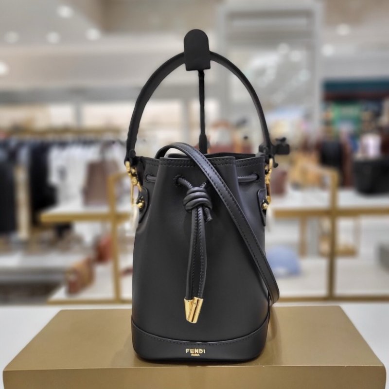 ⏰當季新品 原價6萬7千2🌺Fendi 8BS109 Mon Tresor 黑色皮革迷你水桶包-1