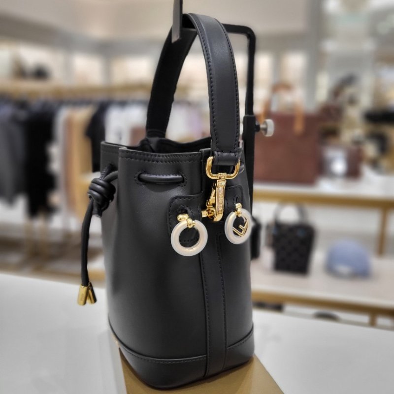 ⏰當季新品 原價6萬7千2🌺Fendi 8BS109 Mon Tresor 黑色皮革迷你水桶包-3