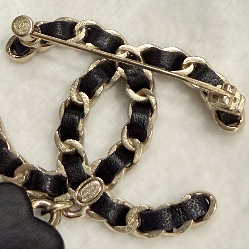 CHANEL絕版皮穿鏈雙C胸針🖤-1