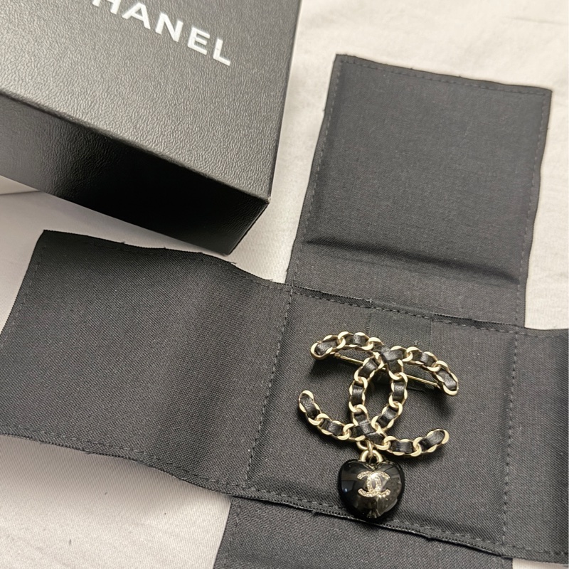 CHANEL絕版皮穿鏈雙C胸針🖤-4