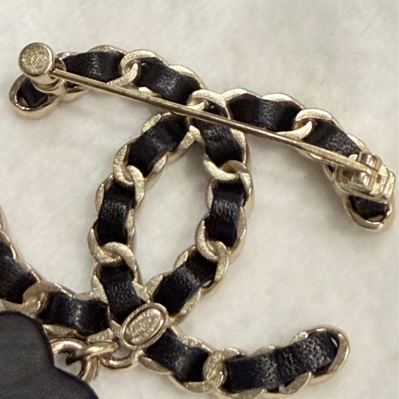 CHANEL絕版皮穿鏈雙C胸針🖤-5