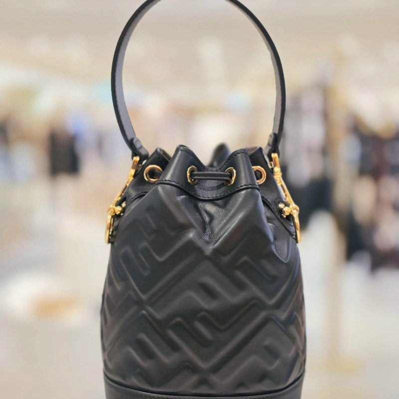 ⏰當季新品 原價6萬1千2🌺Fendi 8BS093 迷你 FF 立體浮雕Mon Tresor 包 黑色/附肩帶-2